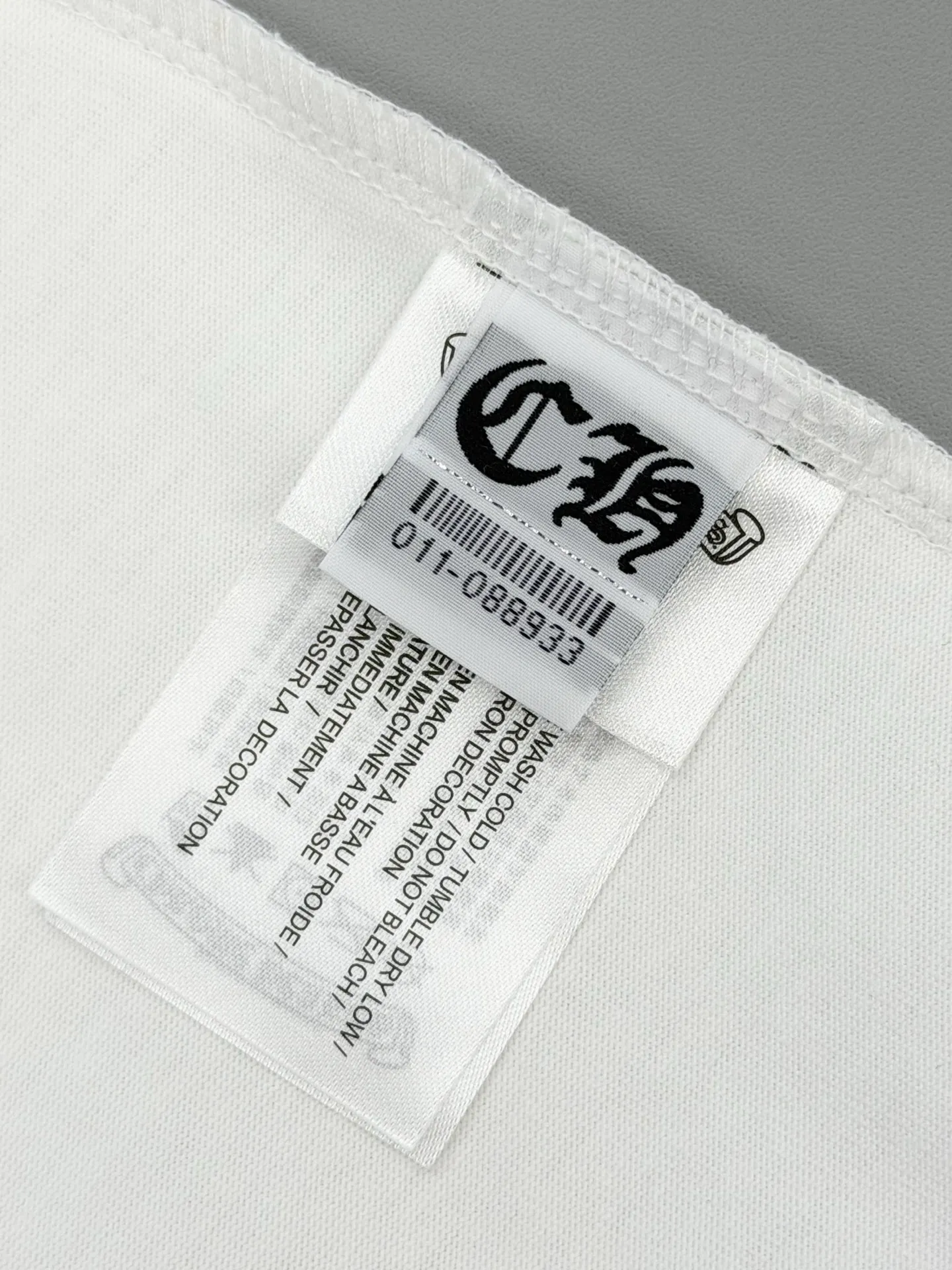 P170 [High Quality] Chrome hearts embroidered front and back printing + embroidered horseshoe brand logo, front and back panels are designed with embroidery + printing + rivet embroidery heavy craftsmanship. High-end customized 32 count 280g fabric. Soft to the touch. Comfortable to wear. Exquisite stitching. Fine workmanship. The upper body effect is incomparably handsome! Same style for men and women 𝐂𝐎𝐋𝐎𝐔𝐑: White Black 𝐒𝐈𝐙𝐄: S-XL Size chart: S: Shoulder width 51-Bust 55-Length 70 M: Shoulder width 53-Bust 57-Length 72 L: Shoulder width 55-Bust 59-Length 74 XL: shoulder width 57-bust 61-length 76
